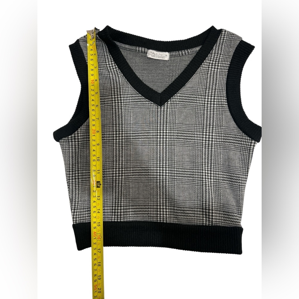LN Haley and June light sweater vest  juniors size medium M Crop Plaid Black - Picture 5 of 6